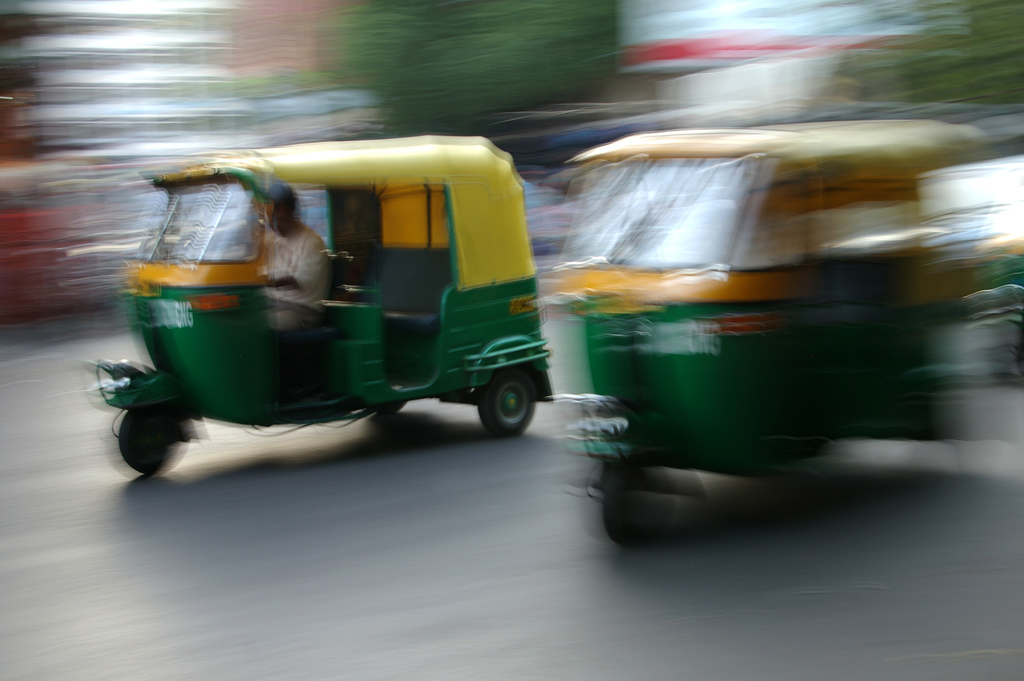 Hindistan'da şehir içi ulaşımda yoğun olarak kullanılan motorlu rikşalar. Fotoğraf: Aaron Minnick