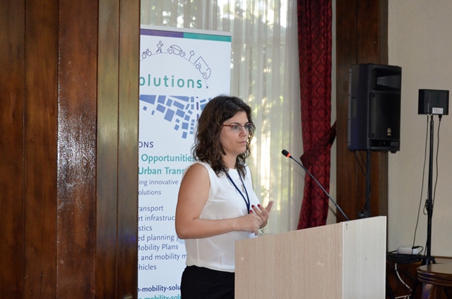 EMBARQ Türkiye Program ve Projeler Koordinatörü Pınar Köse, Kocaeli'de gerçekleştirilen SOLUTIONS Çalıştayı'nın açılış konuşmasını yapıyor.